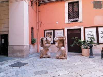 ...e cortile), senza illuminazione e senza pannelli esplicativi. Una sistemazione che di certo non rende loro onore
